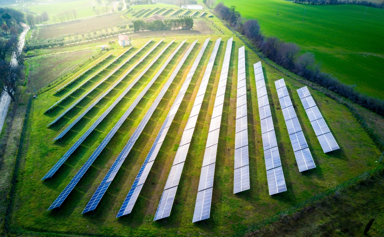 Pridobivanje sončne energije in sočasna uporaba kmetijskih zemljišč